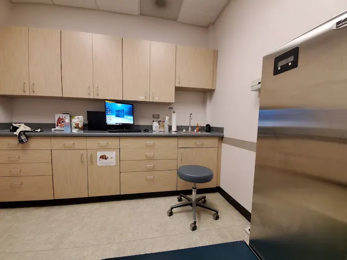 Medical District Veterinary Clinic at Illinois Picture 4