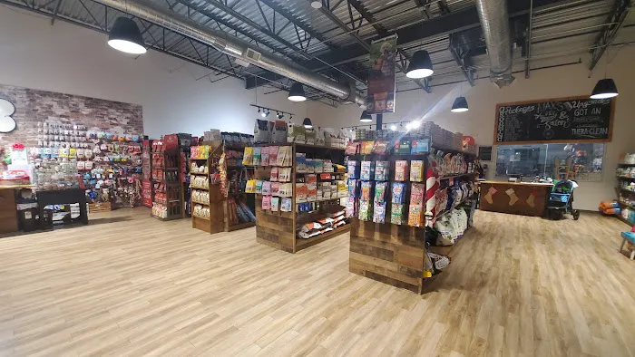 Max's Pet Market & Salon Picture 9