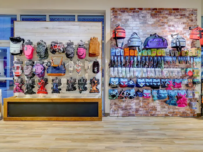 Max's Pet Market & Salon Picture 1