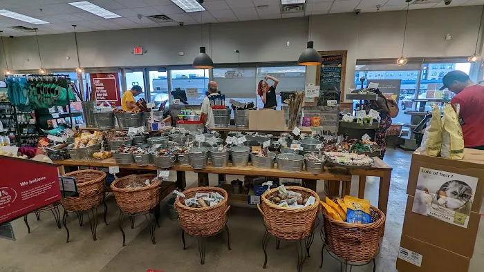 Chuck & Don's Pet Food & Supplies Picture 7