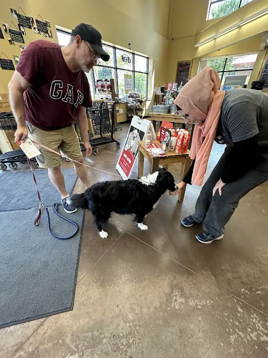 Chuck & Don's Pet Food & Supplies Picture 9