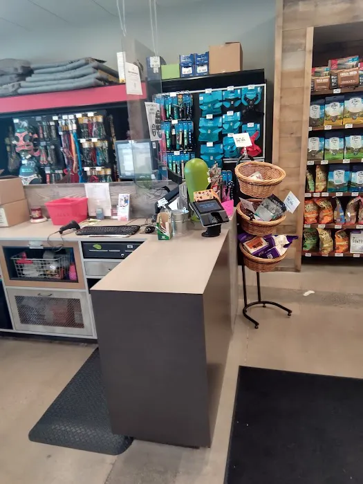 Chuck & Don's Pet Food & Supplies Picture 4