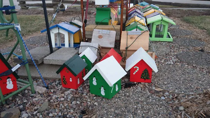 Birdfeeders and Birdhouses Picture 4