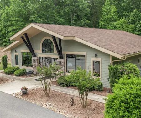Veterinary Hospital at the Lake