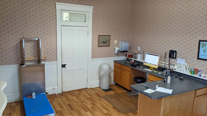 Baker House Animal Hospital Picture 2