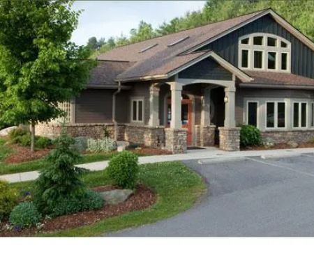 Maple Tree Veterinary Hospital and Dog Camp